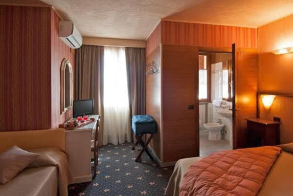 Holiday Rooms Antica Badia Volterra Eksteriør billede